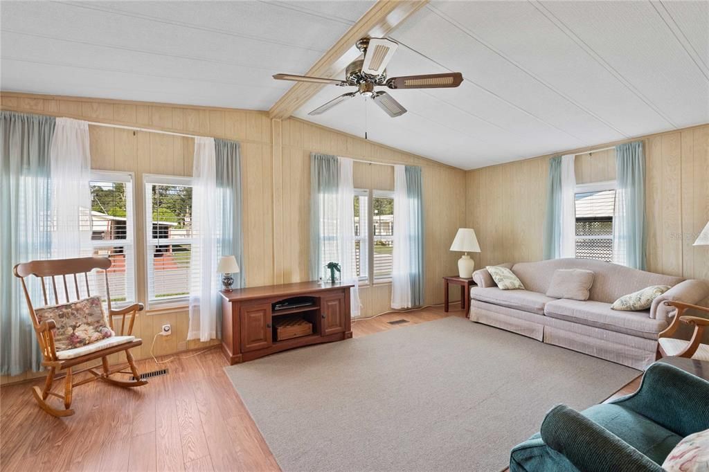 合同活跃: $154,900 (2 贝兹, 2 浴室, 1048 平方英尺)