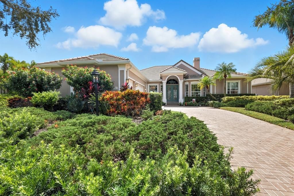 Active With Contract: $1,160,000 (3 beds, 3 baths, 2894 Square Feet)