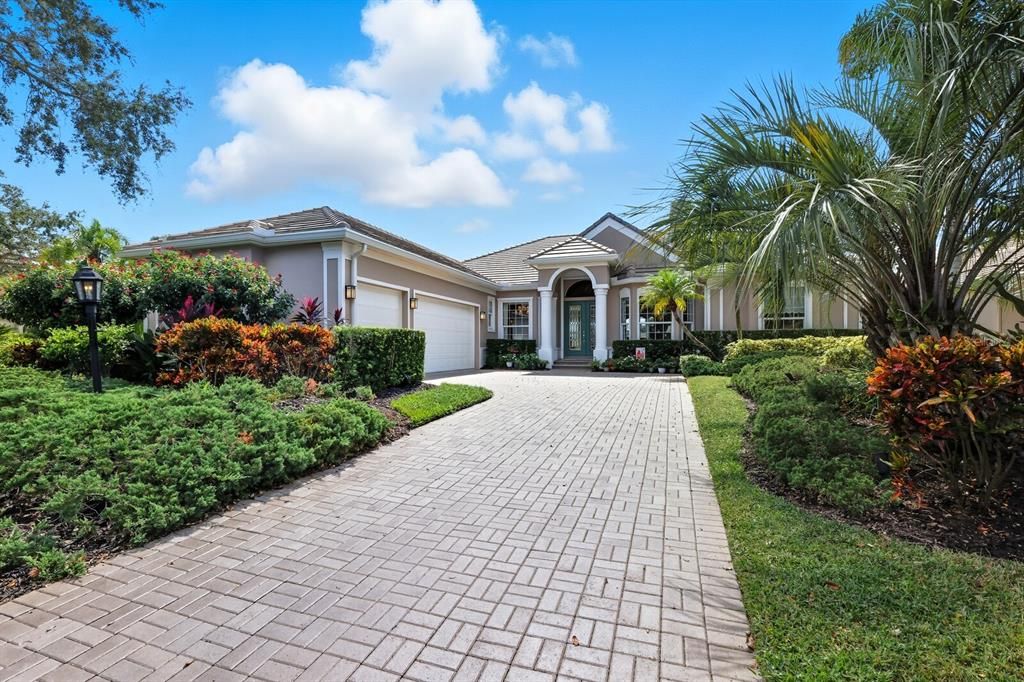 Active With Contract: $1,160,000 (3 beds, 3 baths, 2894 Square Feet)