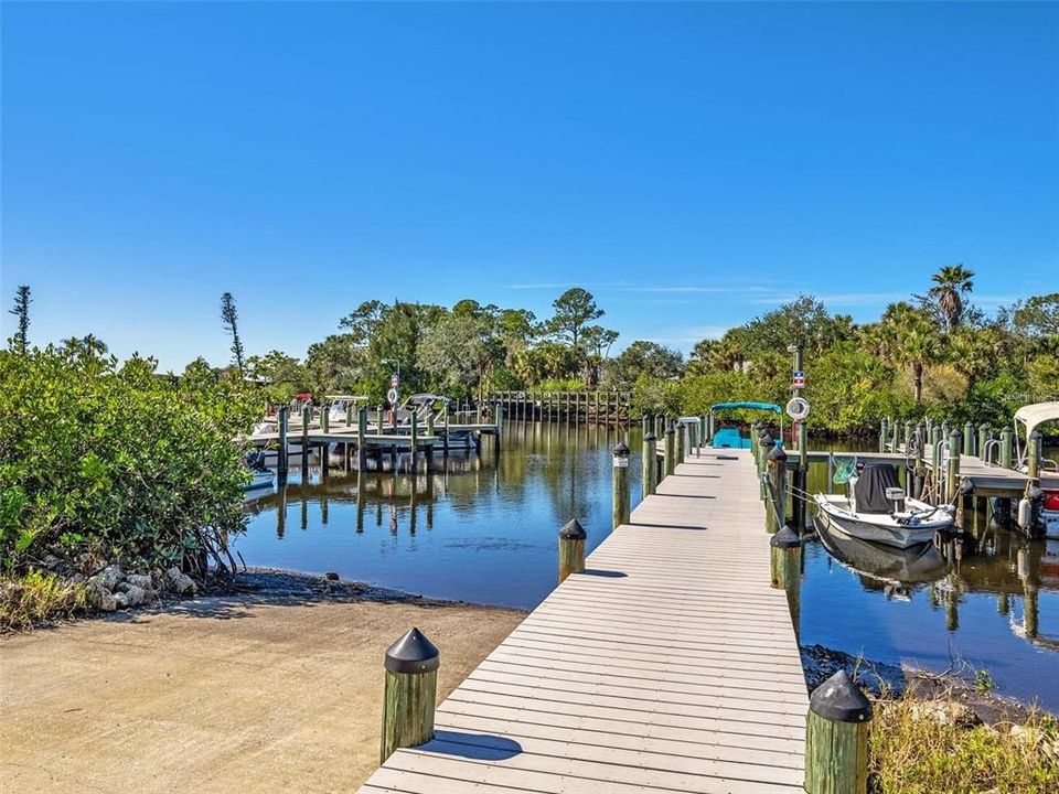 合同活跃: $139,000 (2 贝兹, 2 浴室, 1159 平方英尺)