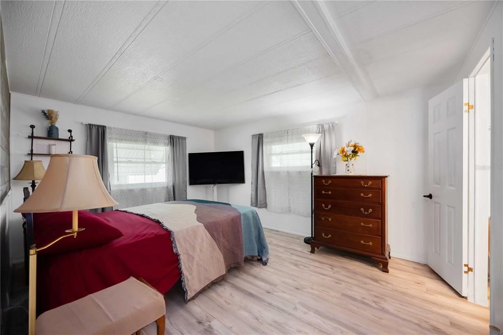 合同活跃: $139,000 (2 贝兹, 2 浴室, 1159 平方英尺)