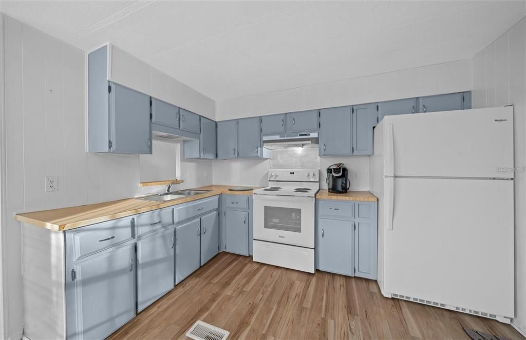 待售: $115,900 (2 贝兹, 2 浴室, 805 平方英尺)