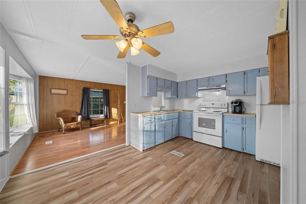 待售: $115,900 (2 贝兹, 2 浴室, 805 平方英尺)