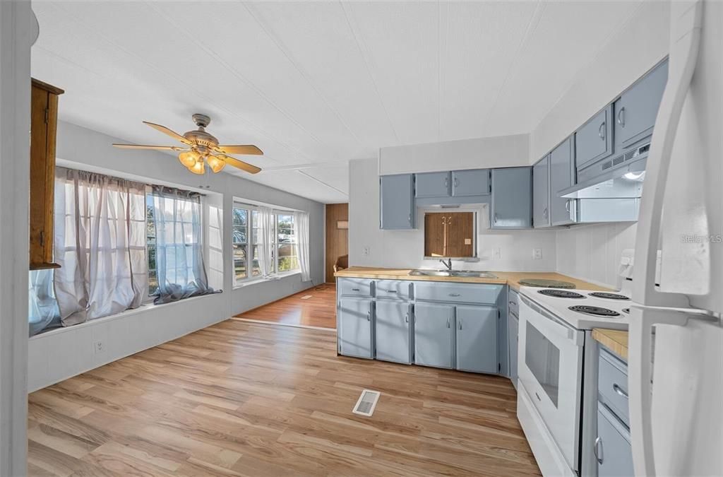 待售: $115,900 (2 贝兹, 2 浴室, 805 平方英尺)