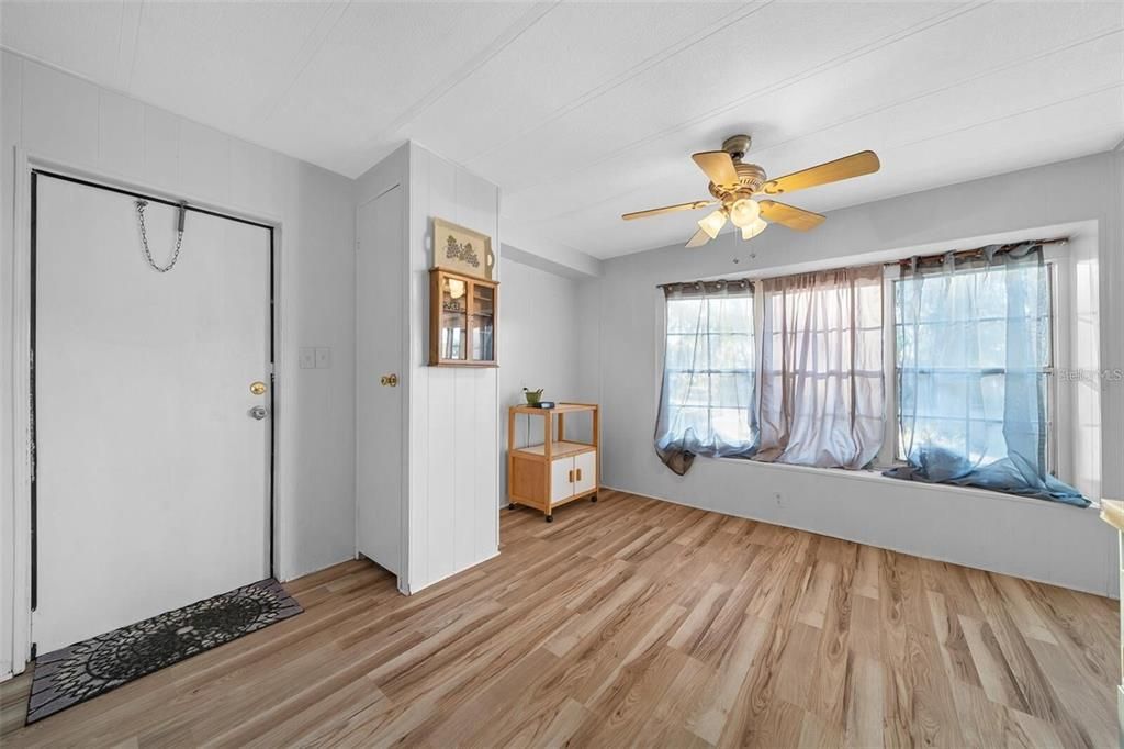 待售: $115,900 (2 贝兹, 2 浴室, 805 平方英尺)