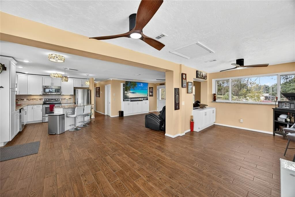 En Venta: $449,000 (3 camas, 3 baños, 2258 Pies cuadrados)