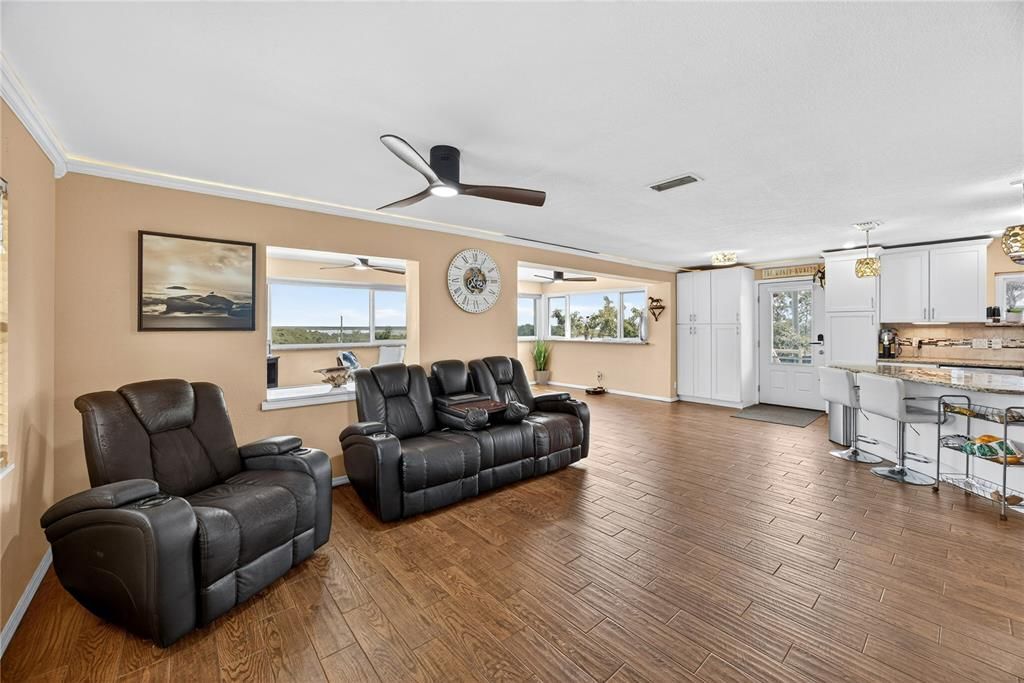 En Venta: $449,000 (3 camas, 3 baños, 2258 Pies cuadrados)