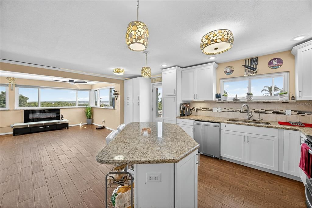 En Venta: $449,000 (3 camas, 3 baños, 2258 Pies cuadrados)