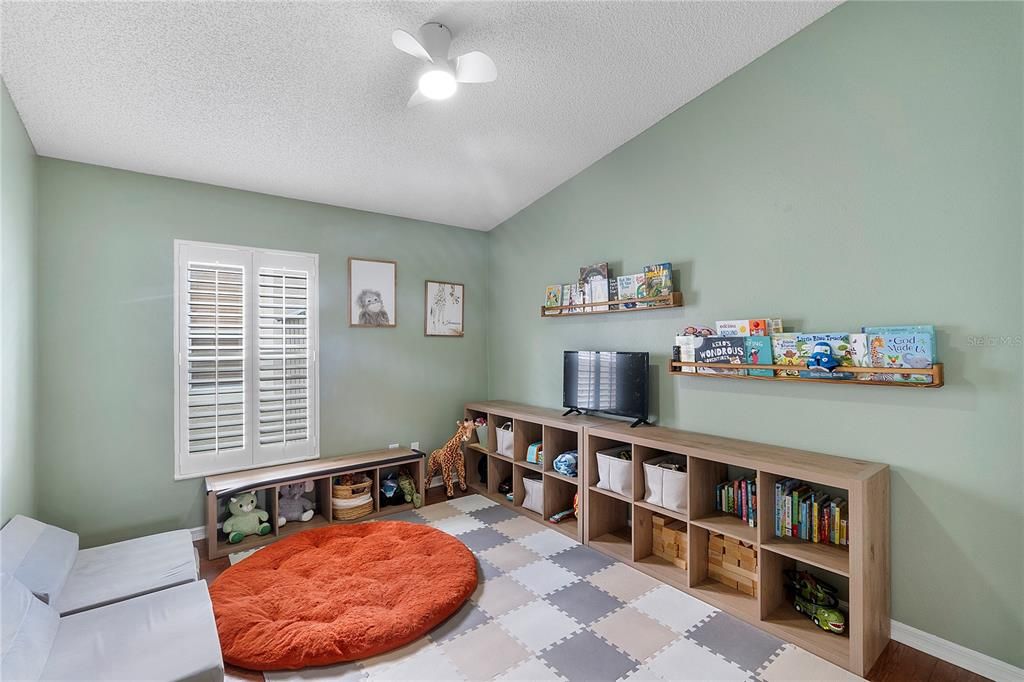 Под контрактом: $459,900 (4 спален, 2 ванн, 1970 Квадратных фут)