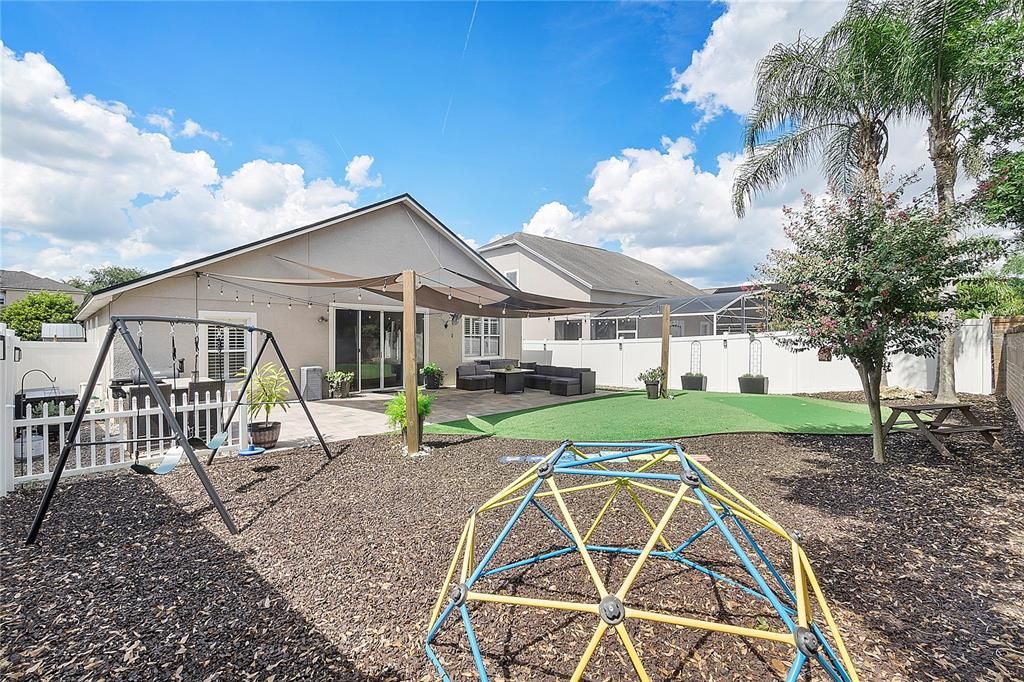 Под контрактом: $459,900 (4 спален, 2 ванн, 1970 Квадратных фут)