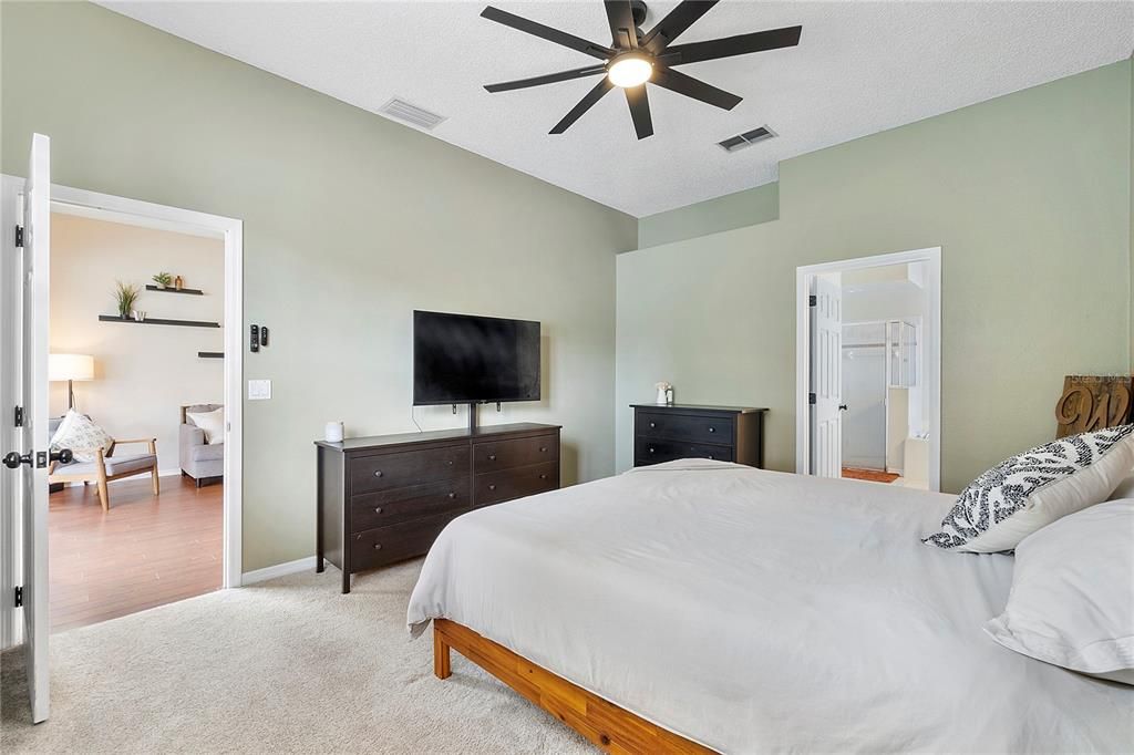 Под контрактом: $459,900 (4 спален, 2 ванн, 1970 Квадратных фут)