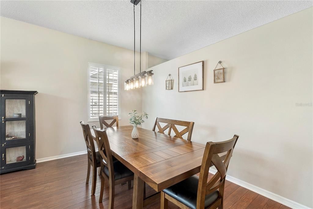 Под контрактом: $459,900 (4 спален, 2 ванн, 1970 Квадратных фут)