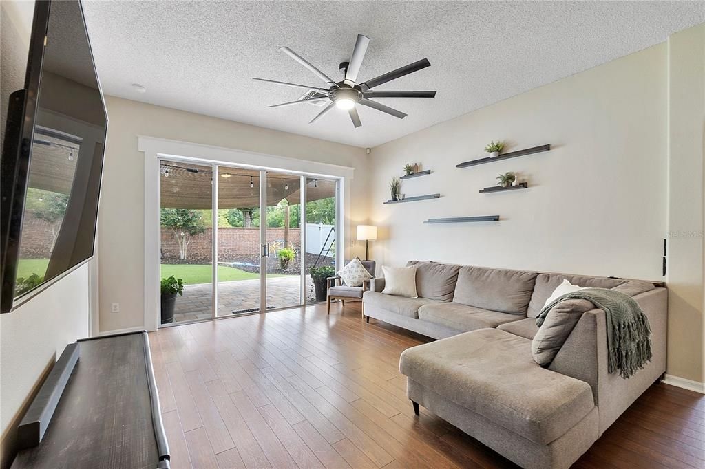 Под контрактом: $459,900 (4 спален, 2 ванн, 1970 Квадратных фут)