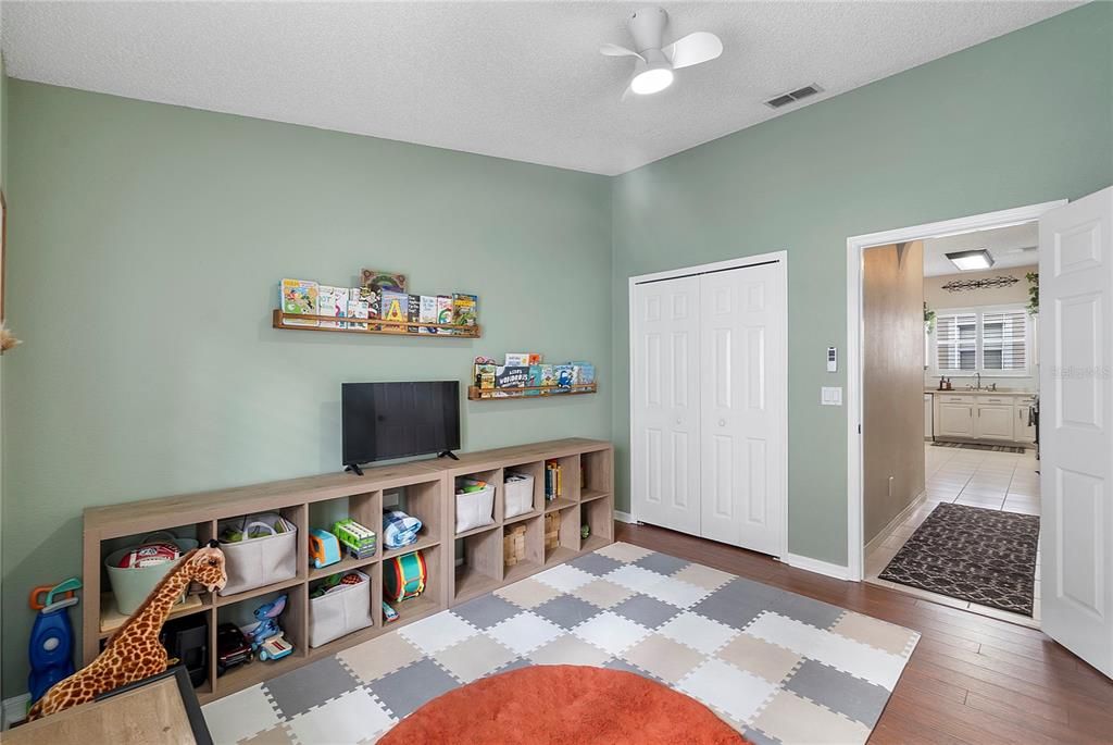 Под контрактом: $459,900 (4 спален, 2 ванн, 1970 Квадратных фут)