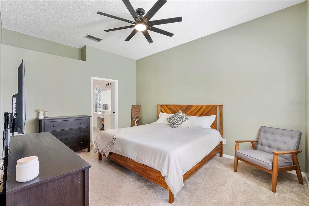 Под контрактом: $459,900 (4 спален, 2 ванн, 1970 Квадратных фут)