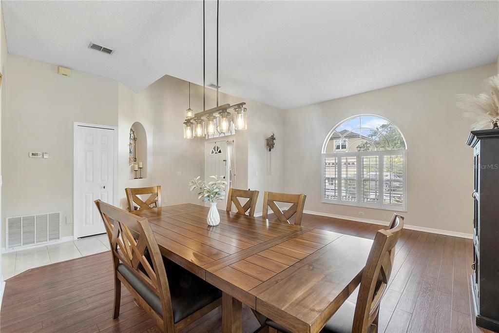 Под контрактом: $459,900 (4 спален, 2 ванн, 1970 Квадратных фут)