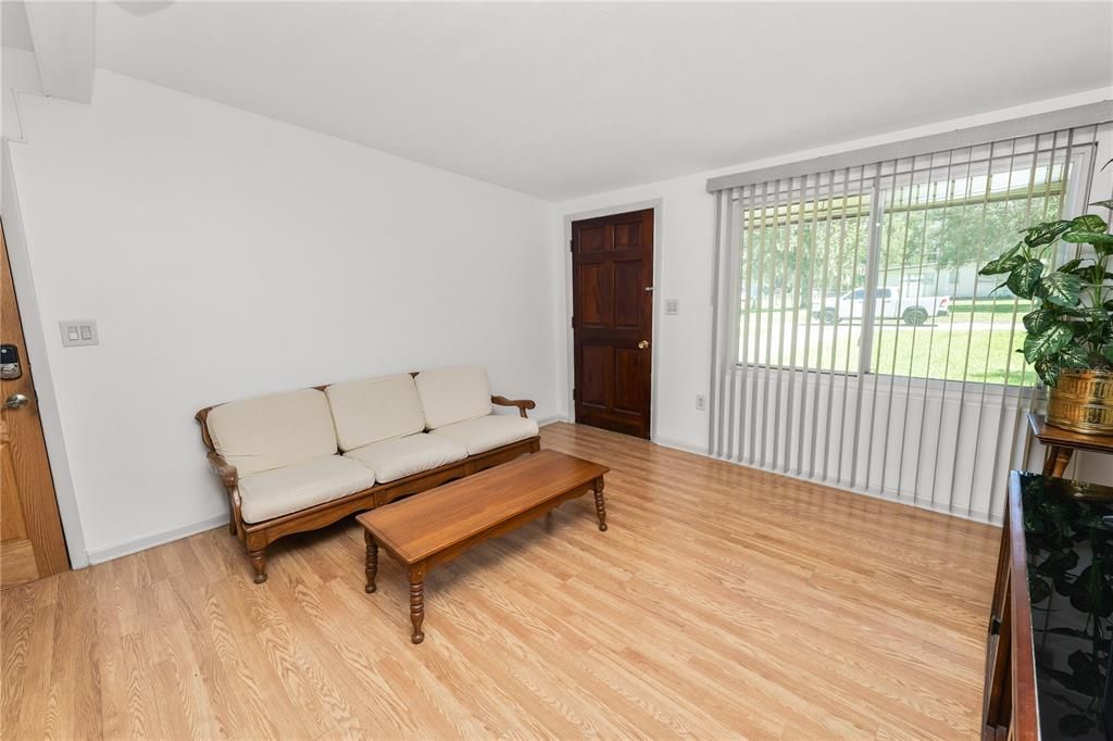 For Sale: $260,000 (3 beds, 2 baths, 1135 Square Feet)