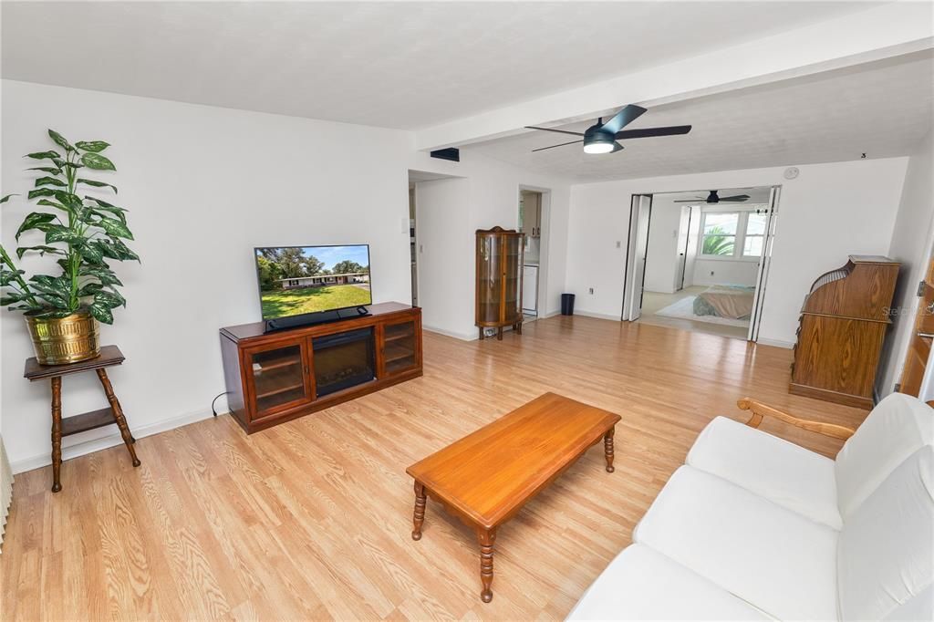 For Sale: $260,000 (3 beds, 2 baths, 1135 Square Feet)