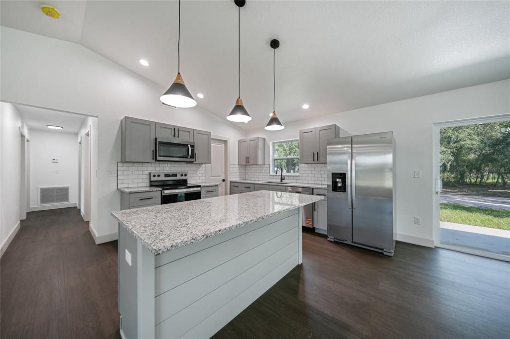 合同活跃: $315,000 (3 贝兹, 2 浴室, 1388 平方英尺)