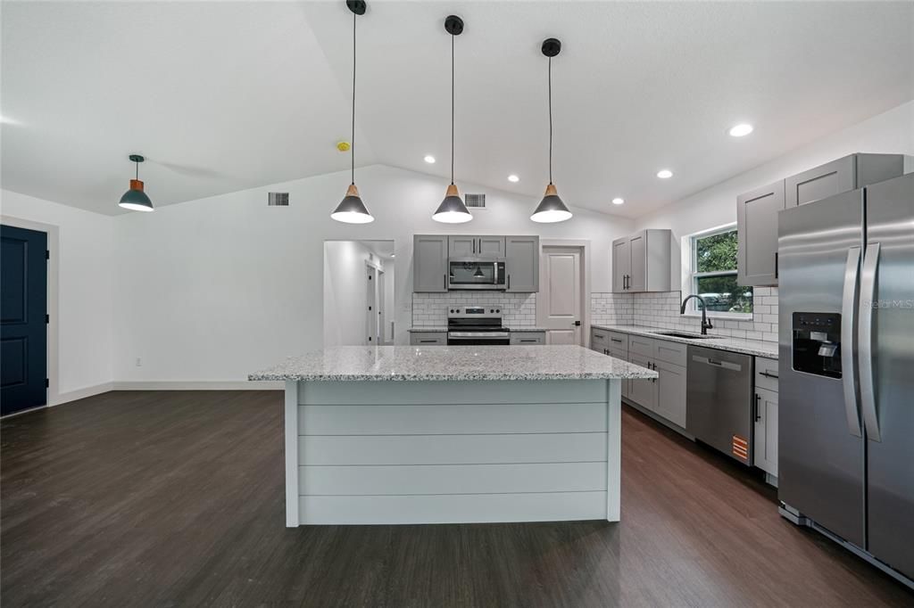 合同活跃: $315,000 (3 贝兹, 2 浴室, 1388 平方英尺)