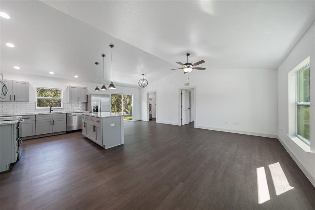 合同活跃: $315,000 (3 贝兹, 2 浴室, 1388 平方英尺)