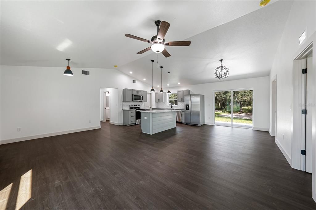 合同活跃: $315,000 (3 贝兹, 2 浴室, 1388 平方英尺)