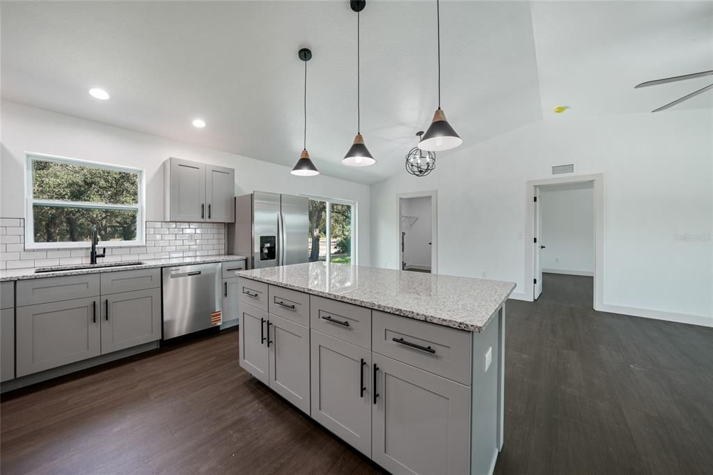 合同活跃: $315,000 (3 贝兹, 2 浴室, 1388 平方英尺)