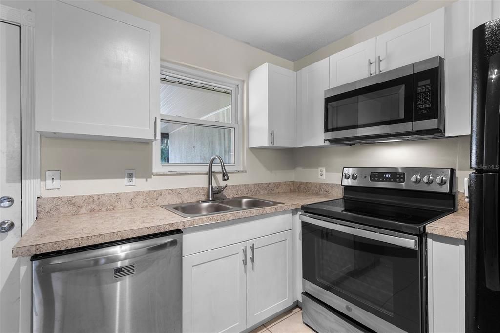 For Sale: $205,900 (2 beds, 2 baths, 1184 Square Feet)