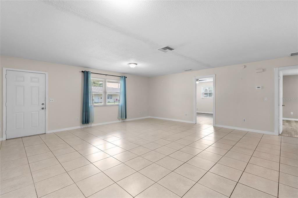 For Sale: $205,900 (2 beds, 2 baths, 1184 Square Feet)