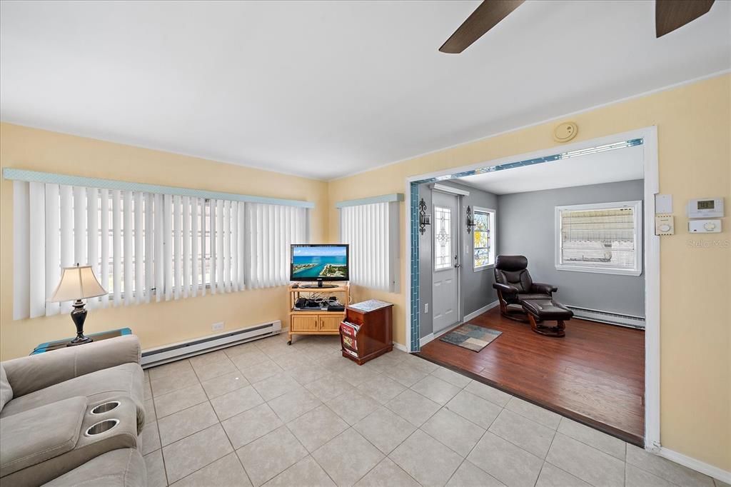 For Sale: $95,000 (1 beds, 1 baths, 552 Square Feet)