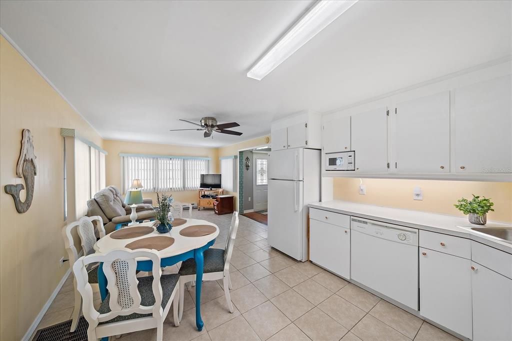 For Sale: $95,000 (1 beds, 1 baths, 552 Square Feet)