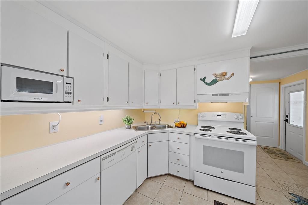 For Sale: $95,000 (1 beds, 1 baths, 552 Square Feet)