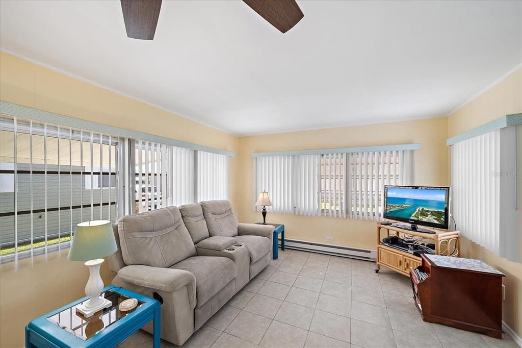 For Sale: $95,000 (1 beds, 1 baths, 552 Square Feet)