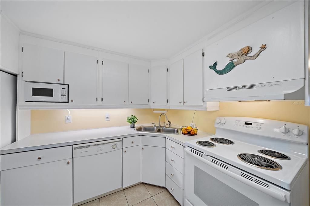 For Sale: $95,000 (1 beds, 1 baths, 552 Square Feet)