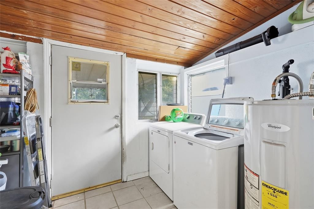 合同活跃: $239,900 (3 贝兹, 2 浴室, 1427 平方英尺)