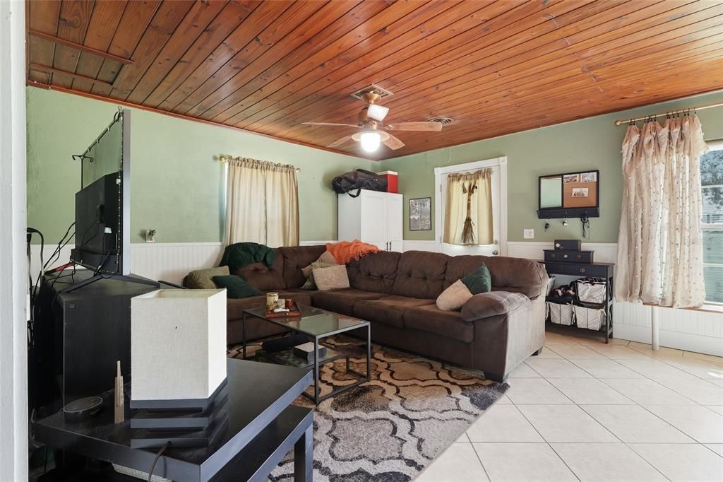 合同活跃: $239,900 (3 贝兹, 2 浴室, 1427 平方英尺)