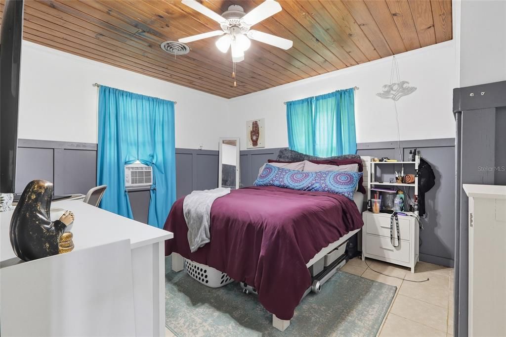 合同活跃: $239,900 (3 贝兹, 2 浴室, 1427 平方英尺)