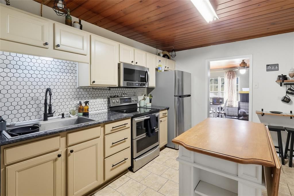 合同活跃: $239,900 (3 贝兹, 2 浴室, 1427 平方英尺)