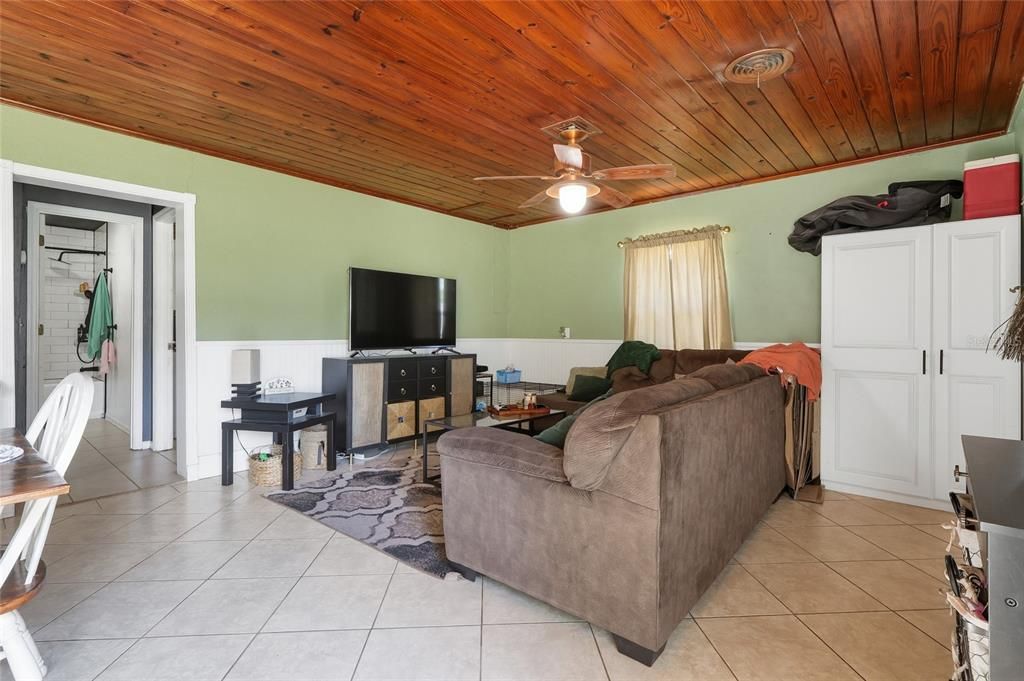 合同活跃: $239,900 (3 贝兹, 2 浴室, 1427 平方英尺)