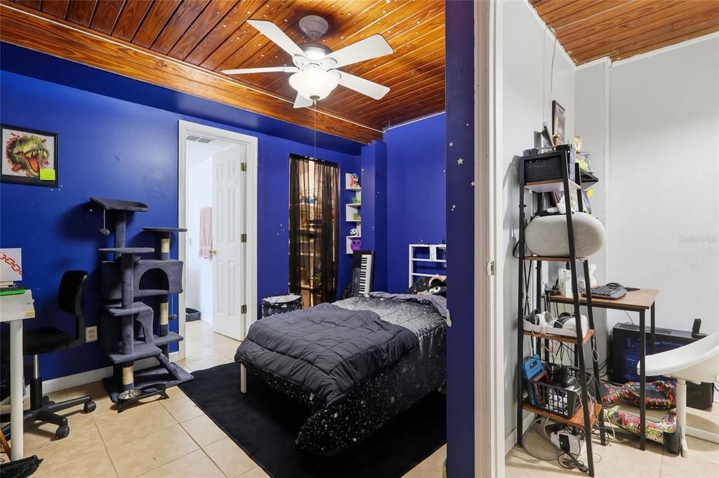 合同活跃: $239,900 (3 贝兹, 2 浴室, 1427 平方英尺)