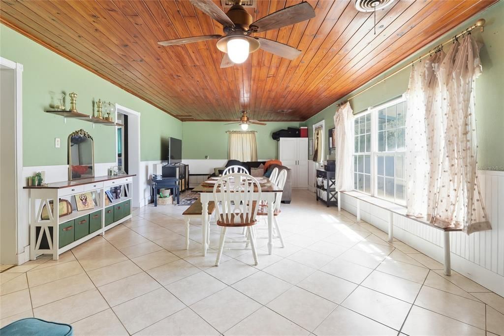 合同活跃: $239,900 (3 贝兹, 2 浴室, 1427 平方英尺)