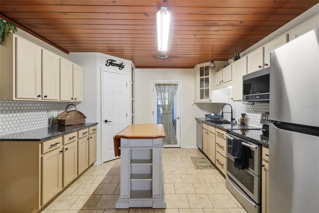 合同活跃: $239,900 (3 贝兹, 2 浴室, 1427 平方英尺)