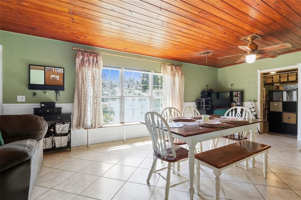 合同活跃: $239,900 (3 贝兹, 2 浴室, 1427 平方英尺)