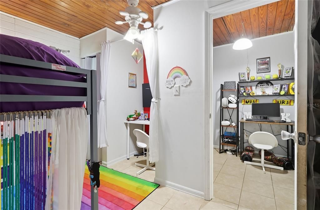 合同活跃: $239,900 (3 贝兹, 2 浴室, 1427 平方英尺)