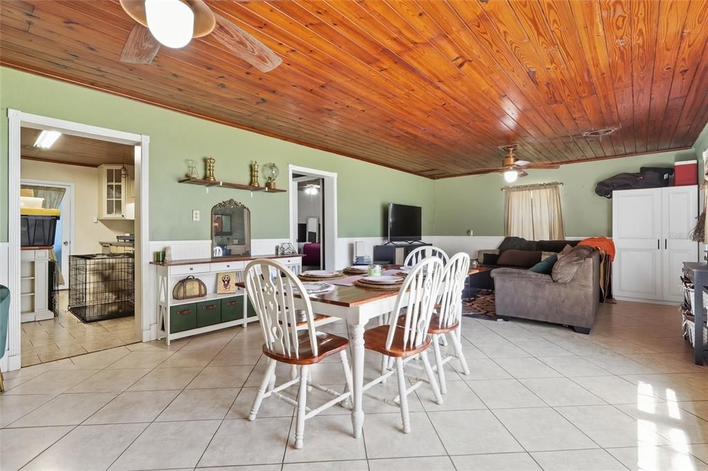 合同活跃: $239,900 (3 贝兹, 2 浴室, 1427 平方英尺)