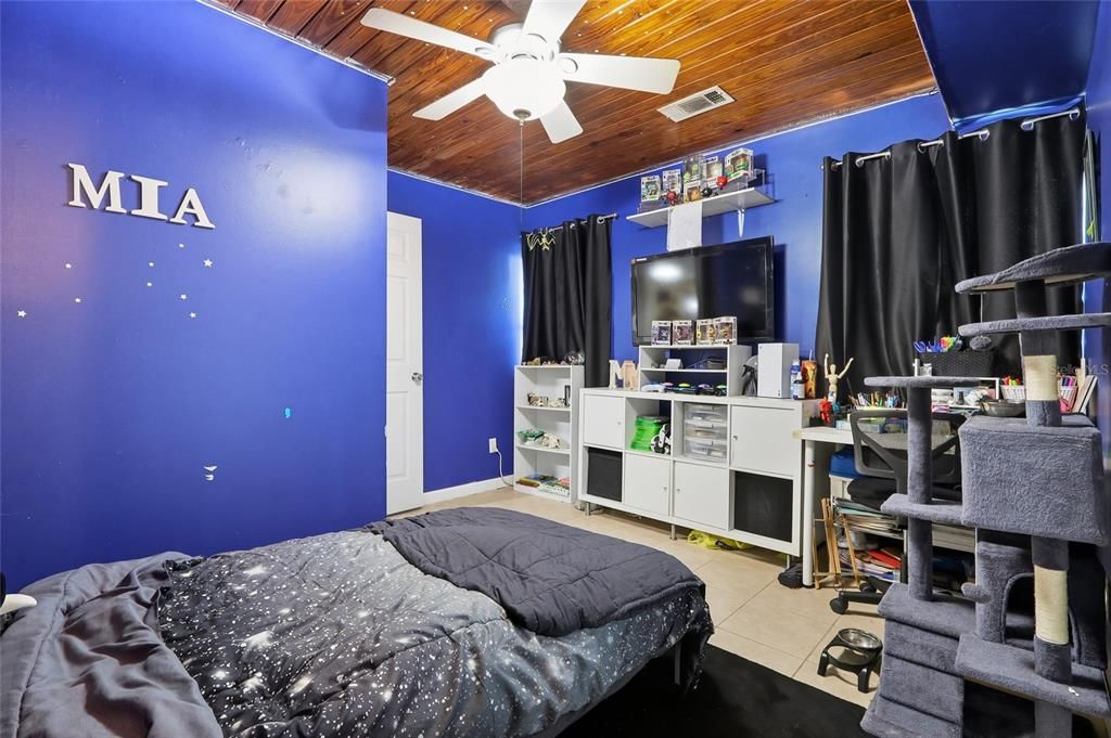 合同活跃: $239,900 (3 贝兹, 2 浴室, 1427 平方英尺)