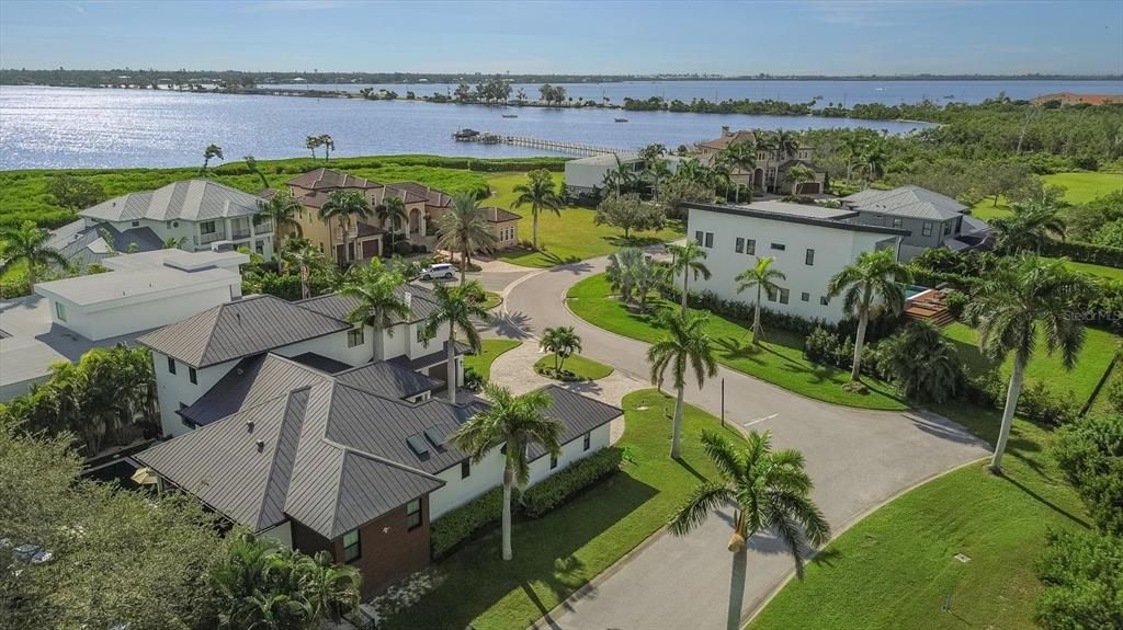 На продажу: $985,000 (0.27 acres)