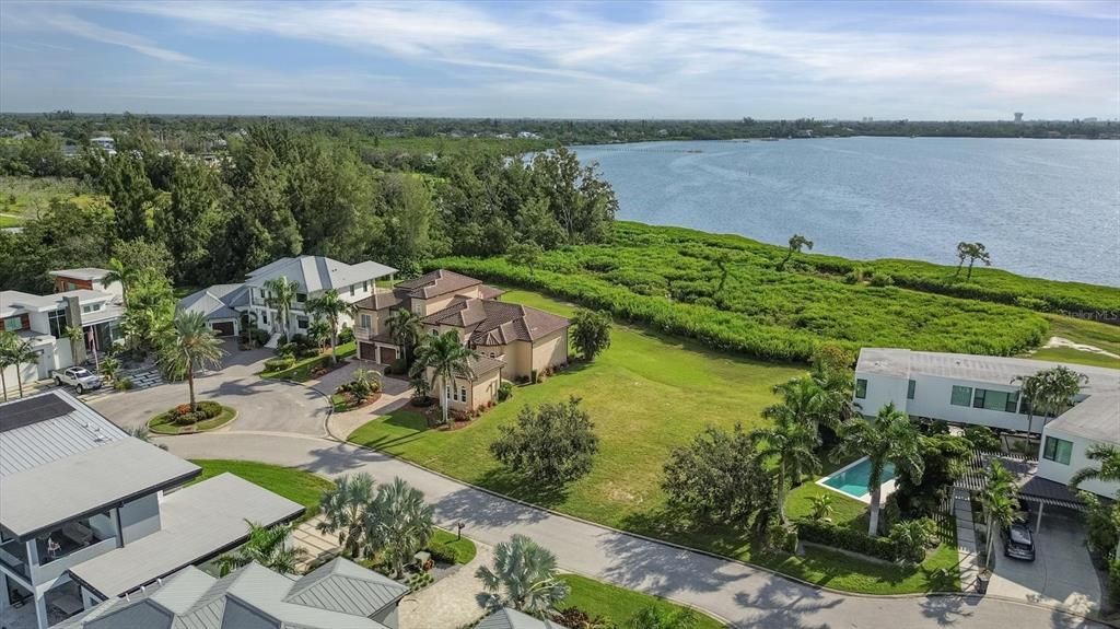 На продажу: $985,000 (0.27 acres)