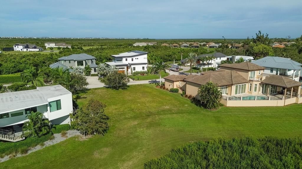 На продажу: $985,000 (0.27 acres)