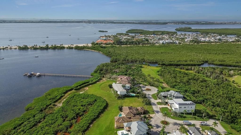 На продажу: $985,000 (0.27 acres)